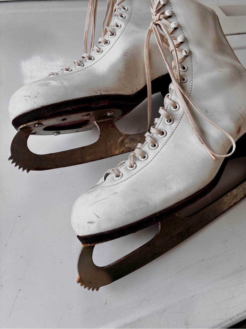 Vintage Riedell 220 White Leather Figure Skates Women's Size 8.5 W - Picture 2 of 8